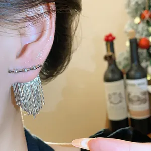 Gros plan de boucles d'oreilles à pampilles en zircon plaqué or
