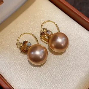 Gros plan détaillé de boucles d'oreilles perles cœur style français et strass étincelants
