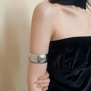 Elegante bracciale da braccio in metallo argento martellato mostrato sul modello vista
