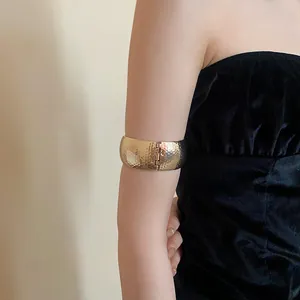 Bracciale da braccio largo in metallo martellato dorato, gioiello elegante per donna