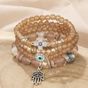 Primo piano di un set di braccialetti di perline boho con mano di Fatima e occhio di Allah.