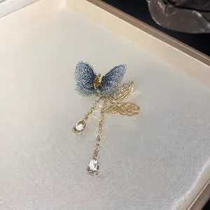 Élégante broche papillon avec glands en zircon et ailes en dentelle bleue dans un coffret
