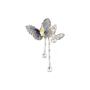 Élégante broche papillon en zircon avec de longs pompons et des pendentifs en cristal d'eau