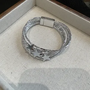 Vista dettagliata del bracciale in resina argento multifilo con stelle e chiusura