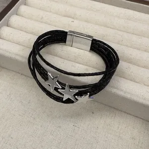 Bracciale nero a più fili fatto a mano con tre ciondoli a stella argentati e chiusura