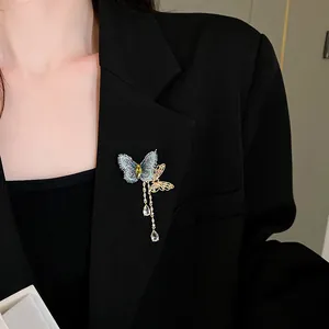 Vue détaillée d'une élégante broche papillon à glands avec zircons sur un blazer noir classique