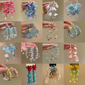 Diverse handgemaakte florale en kralen hangers voor een zomerse vakantie uitstraling
