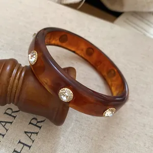 Elegante bracciale in acrilico con motivo tartarugato e inserti in cristallo brillante