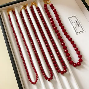Detailansicht von vier Ankara-roten Rundperlenketten in verschiedenen Größen auf einem Display.