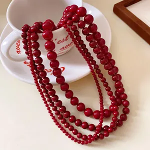 Nahaufnahme der ankerroten Glasperlenkette mit einem schichtweisen Vintage-Design für Damen