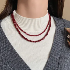 Detailansicht einer zweilagigen Ankara-roten Glasperlenkette an einem Damenmodell