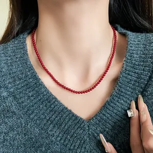 Elegante Nahaufnahme einer vintage Ankara roten Glasperlenkette am Hals des Models getragen.