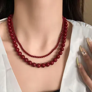 Nahaufnahme einer eleganten zweilagigen roten Glasperlenkette im Vintage-Retro-Design