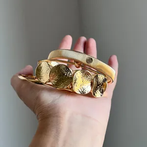 Schickes Set aus vier goldenen, unregelmäßig runden, offenen Armreifen mit Hammerschlag-Design