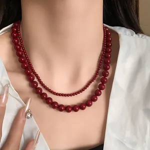 Detailansicht der eleganten zweilagigen Ankara roten runden Glasperlenkette an einem Model