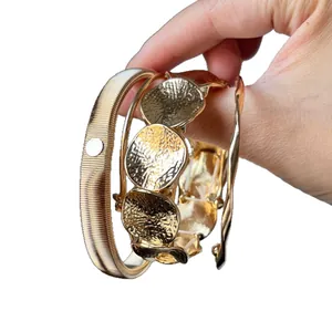 Elegant 4-teilig Gold Metallarmband Set mit unregelmäßigen strukturierten runden Charms