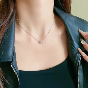 Nahaufnahme einer silbernen Perlenkette, getragen mit einer schwarzen Lederjacke.