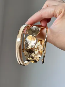 Detailansicht eines unregelmäßigen 4-teiligen Armband-Sets aus Goldmetall mit Mustern
