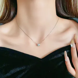 Nahaufnahme einer minimalistischen Edelstahlhalskette am Hals eines Models, Details zeigen.