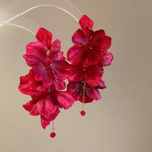 Eleganti orecchini pendenti a fiore rosso con catene dorate per uno stile da spiaggia