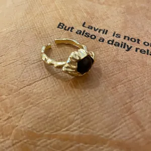 Elegante anello aperto placcato oro con pietra occhio di tigre scura in stile retrò