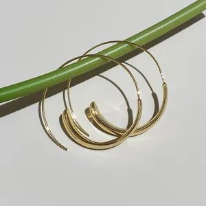 Créoles minimalistes plaquées or avec tiges en argent pour oreilles sensibles.