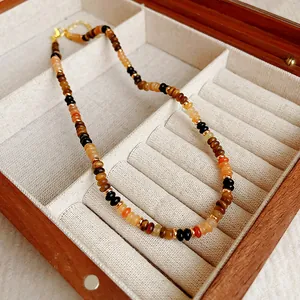 Vue rapprochée détaillée d'un collier rétro en perles d'œil de tigre dans un coffret en bois