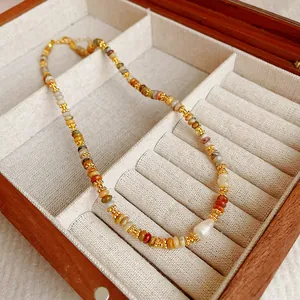 Collier vintage en perles d'œil de tigre avec perle baroque dans un écrin en bois