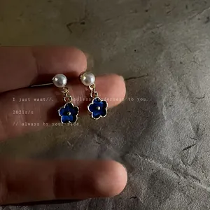 Orecchini a Bottone a Forma di Fiore in Smalto Blu con Perla Artificiale Vintage Francese con Perno in Argento Gioielli Floreali Eleganti da Donna