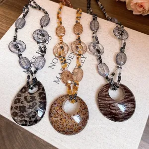 Collana con Pendente in Resina Stampa Leopardata Bohemienne Vintage Fatta a Mano con Perline Catena Lunga Gioielli alla Moda per Donna