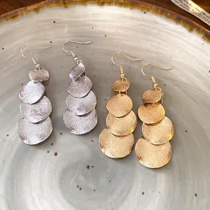 Eleganti orecchini pendenti a nappa circolare opaca in finitura oro e argento opaco