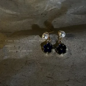 Eleganti orecchini a perno retrò francesi con perle e fiori in smalto blu scuro