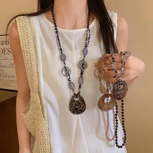 Collana bohémien vintage in resina leopardata con elegante pendente ovale