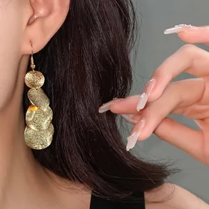 Eleganti orecchini a pendolo minimalisti a disco tondo oro opaco irregolare donna
