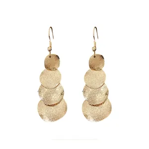 Eleganti orecchini pendenti opachi irregolari color oro con dischi circolari sovrapposti