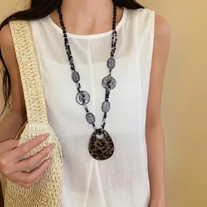 Collana boho vintage con ciondolo in resina leopardata e perline nere alla moda.