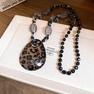 Dettaglio della collana bohémien in resina con ciondolo ovale a stampa leopardata