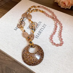 Dettaglio ravvicinato della collana bohémien in resina leopardata con perline