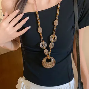 Collana bohémien in resina leopardata indossata su un top nero senza spalline