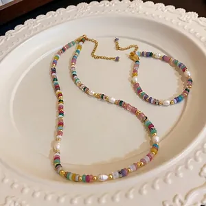 Ensemble collier et bracelet en perles colorées avec perles baroques et dorure à l'or.