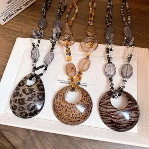 Collane vintage boho con pendenti in resina leopardata e catena di perline scintillante
