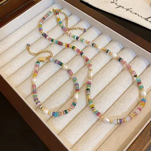 Détail d'un ensemble collier et bracelet en perles arc-en-ciel avec des perles baroques