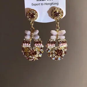 Elegante vergoldete Vintage-Ohrhänger mit lila Kristallen und Schmetterlingsmotiv