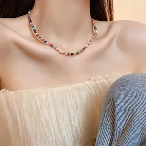 Gros plan d'un collier de perles colorées avec perles baroques sur le cou d'un mannequin