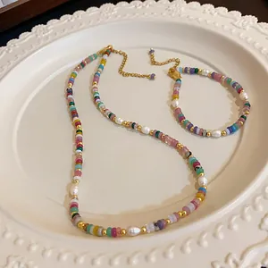 Détail de la parure de bijoux en perles colorées avec perles baroques et accents dorés