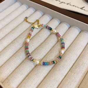 Vue détaillée d'un bracelet en perles colorées avec perles baroques dans un plateau