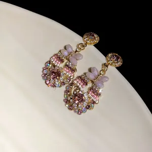 Elegante Vintage-Kristall-Ohrhänger mit rosa Schmetterlingsakzenten und facettierten Steinen