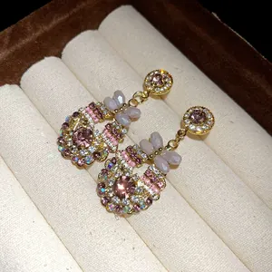 Detailansicht von Vintage-Kristallohrringen mit Schmetterlingsdesign in einer Box