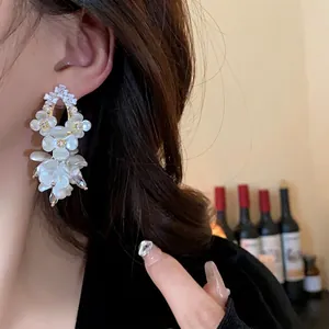 Elegant French retro shell flower drop earrings with sparkling zircon and silver needle