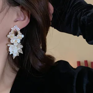 Elegant white shell flower tassel earrings with zircon details in vintage style
